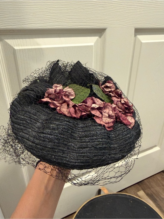 Accessories - Vintage 1950s era topper hat with veil
